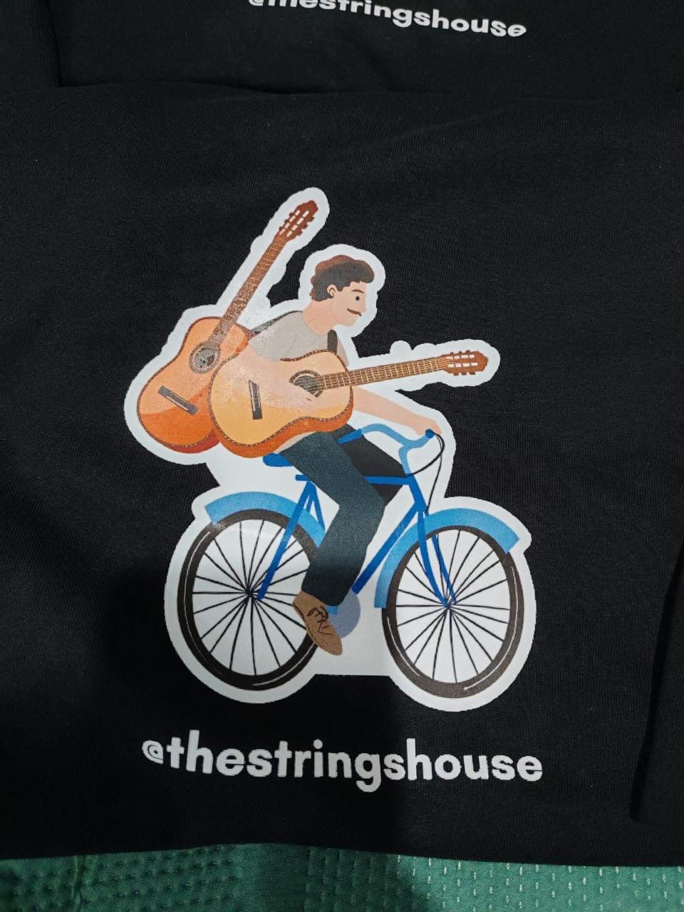 Playera Negra “Bicleta y Guitarra” by The Strings House