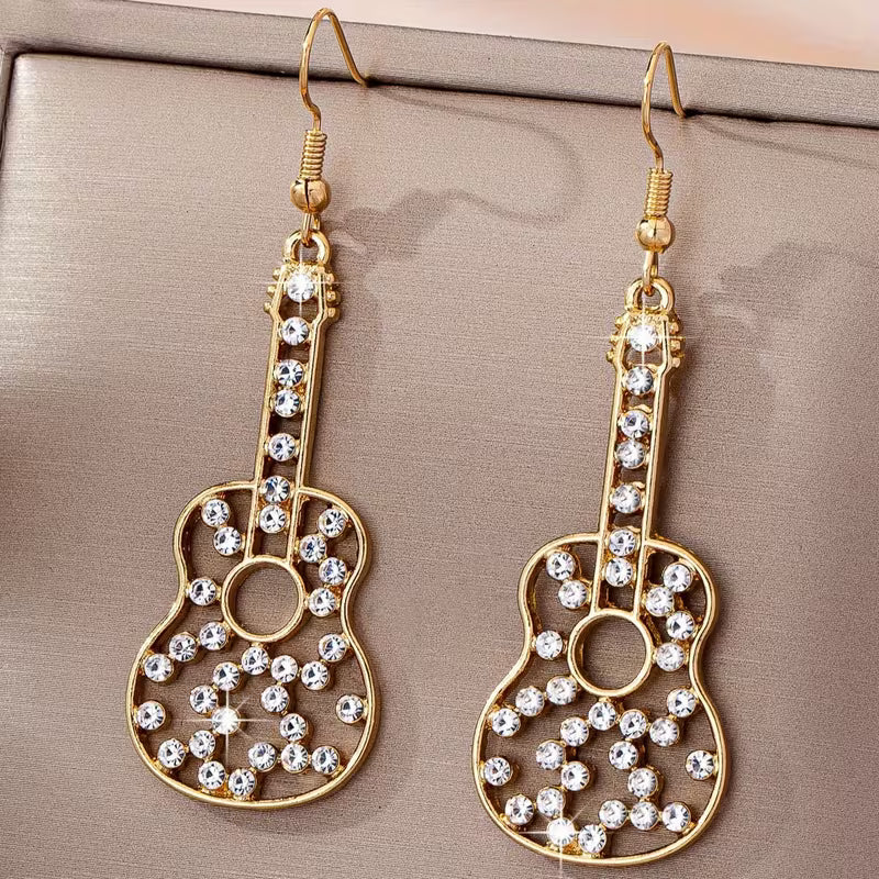 Aretes con Forma de Guitarra Dorados con Pedrería