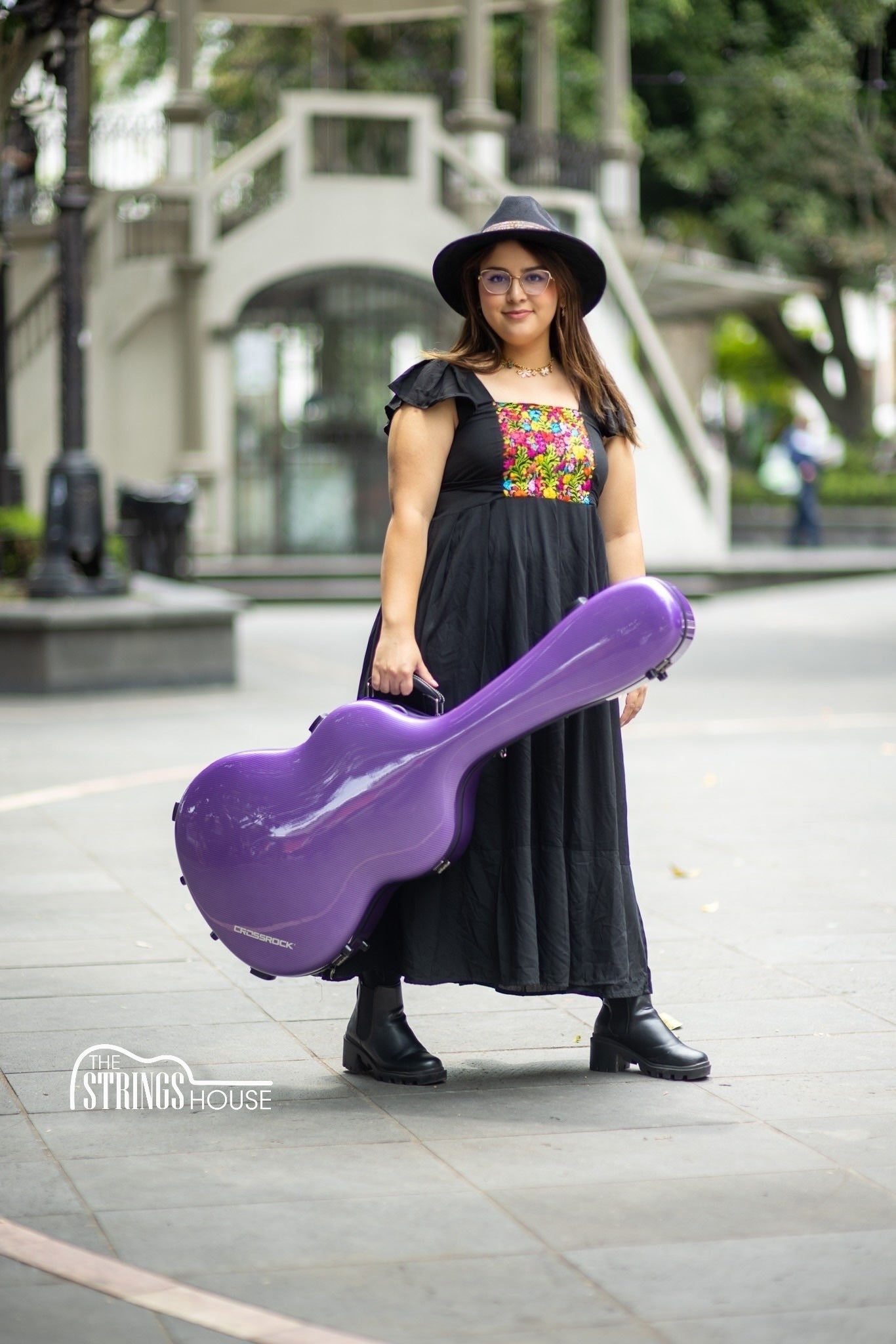 Estuche Crossrock Ultra-Light Fiberglass Color Púrpura Morado Para Guitarra Clásica