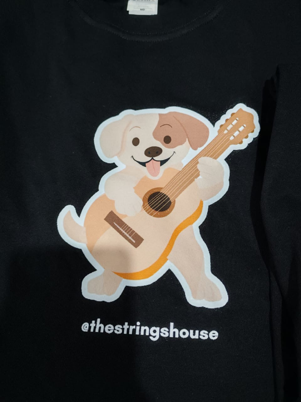 Playera Negra “Perrito Guitarrista” by The Strings House