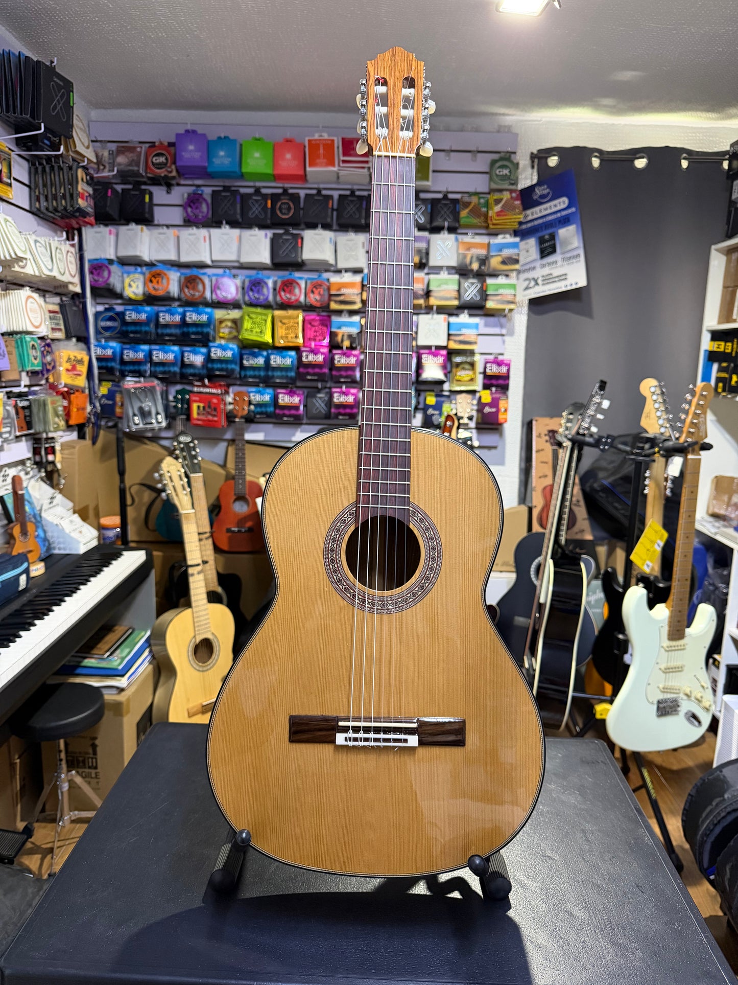 Guitarra de Estudio Alfredo Amezcua de Cedro y Palo Escrito