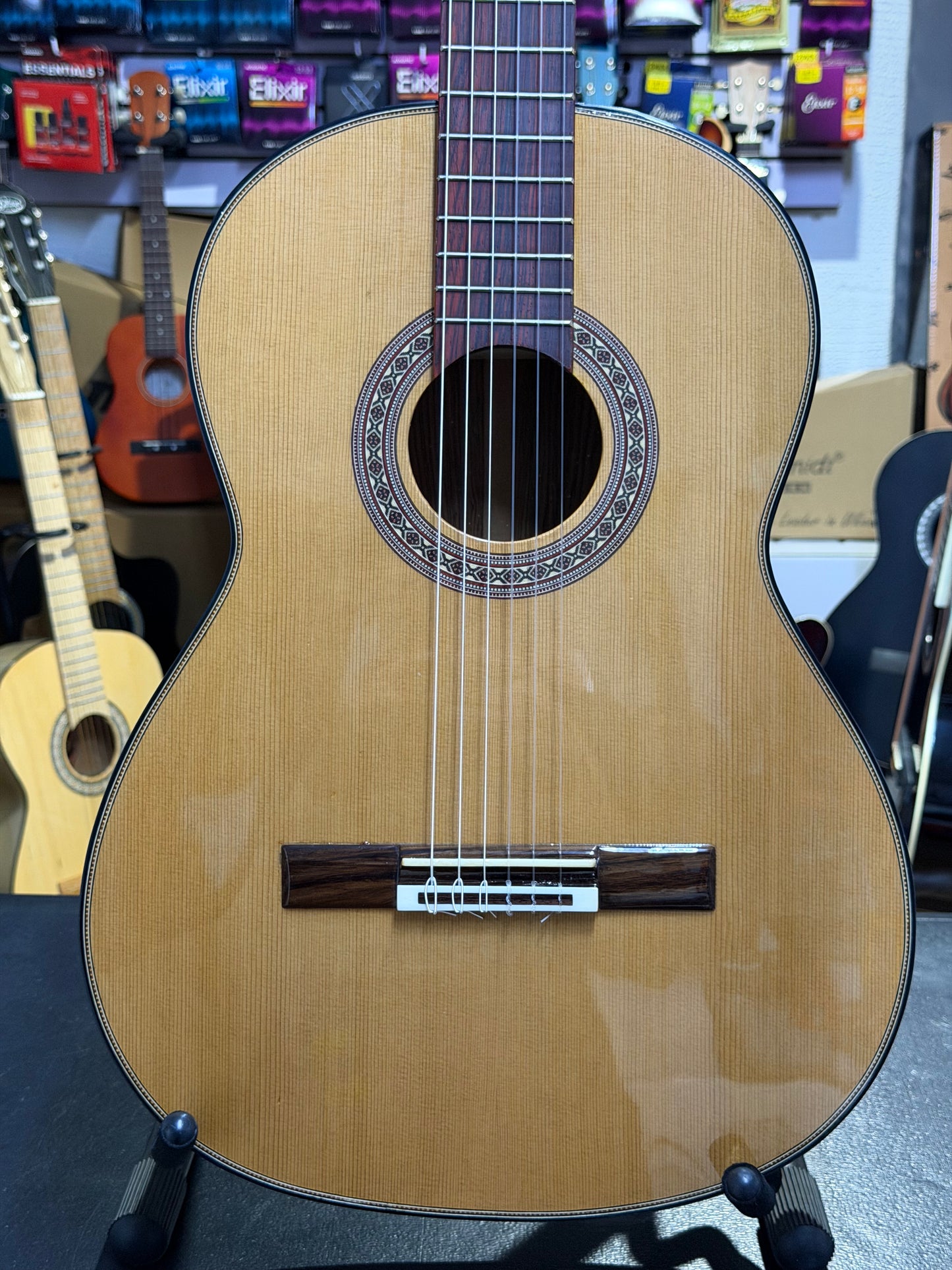 Guitarra de Estudio Alfredo Amezcua de Cedro y Palo Escrito