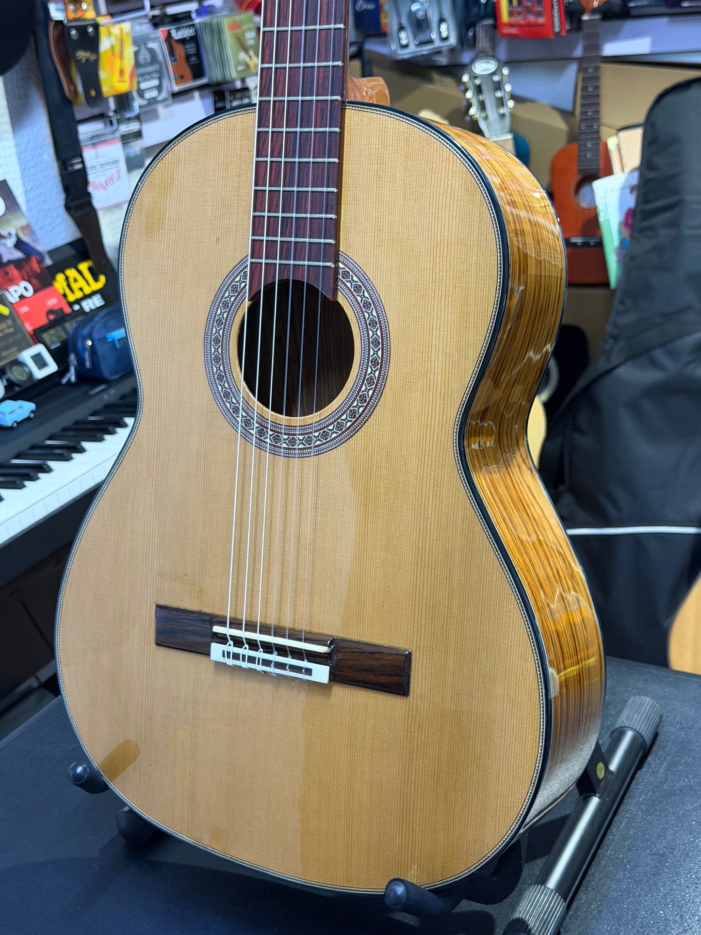 Guitarra de Estudio Alfredo Amezcua de Cedro y Palo Escrito