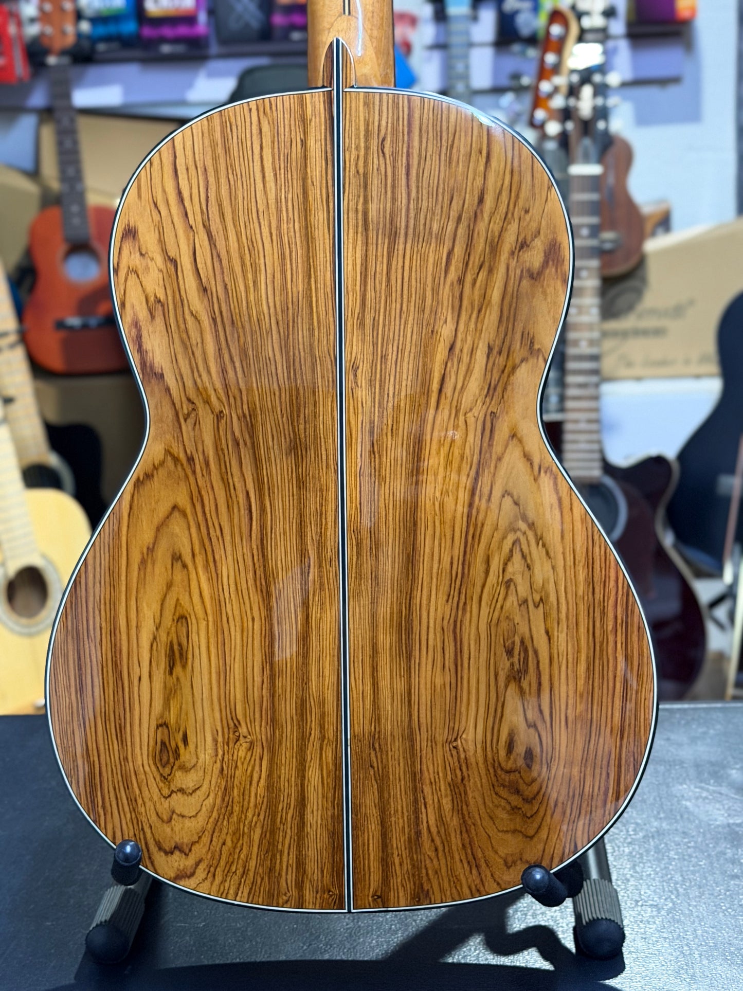 Guitarra de Estudio Alfredo Amezcua de Cedro y Palo Escrito
