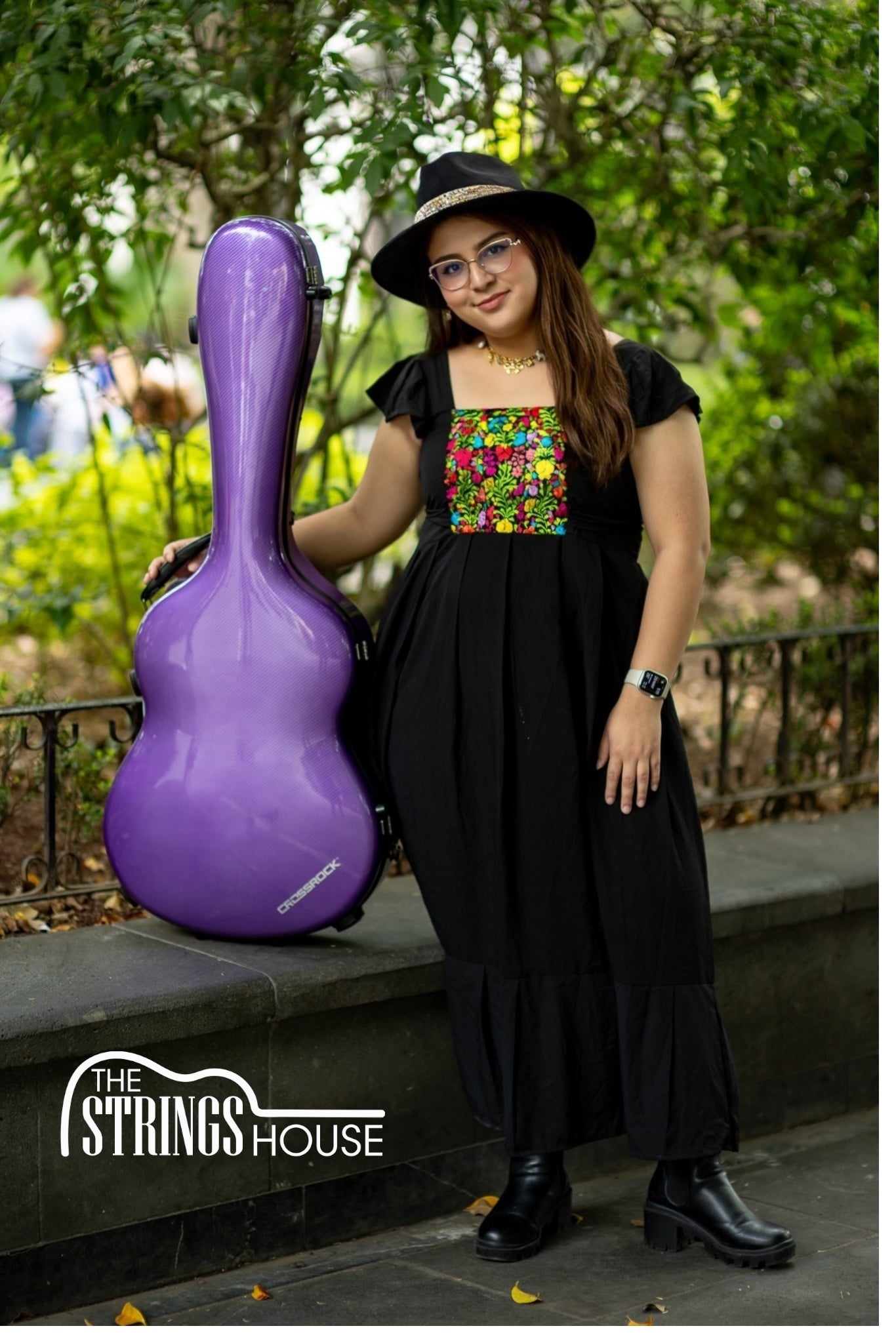 Estuche Crossrock Ultra-Light Fiberglass Color Púrpura Morado Para Guitarra Clásica