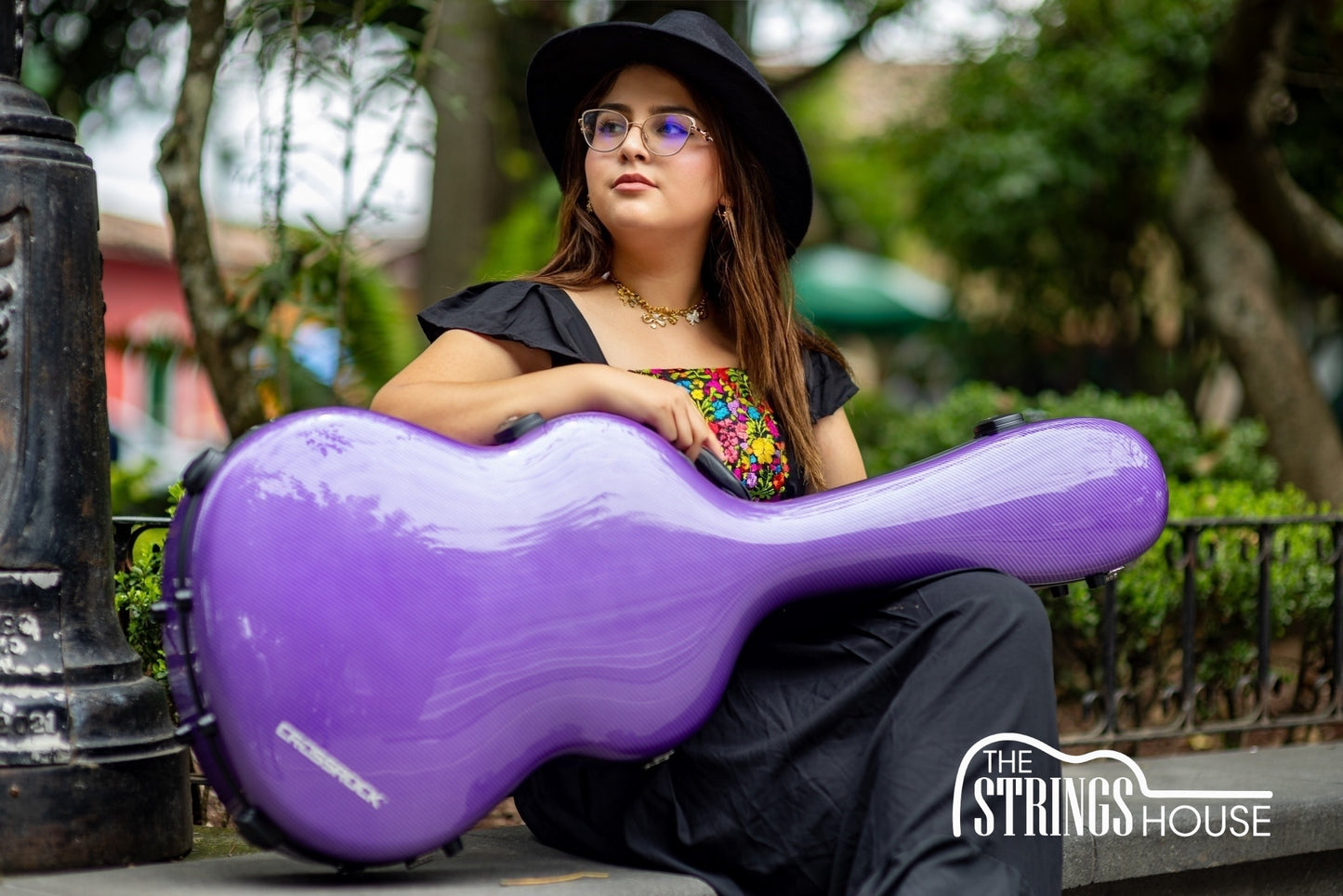 Estuche Crossrock Ultra-Light Fiberglass Color Púrpura Morado Para Guitarra Clásica