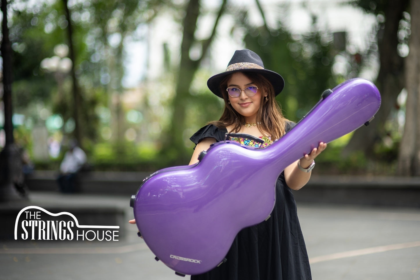 Estuche Crossrock Ultra-Light Fiberglass Color Púrpura Morado Para Guitarra Clásica