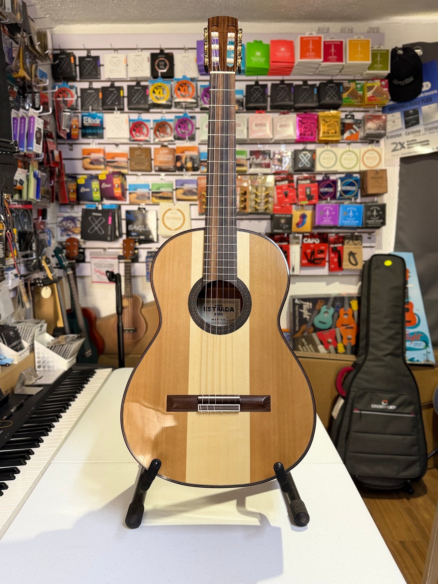 Guitarra Omar Estrada de Tapa Mixta Cedro / Abeto / Cedro