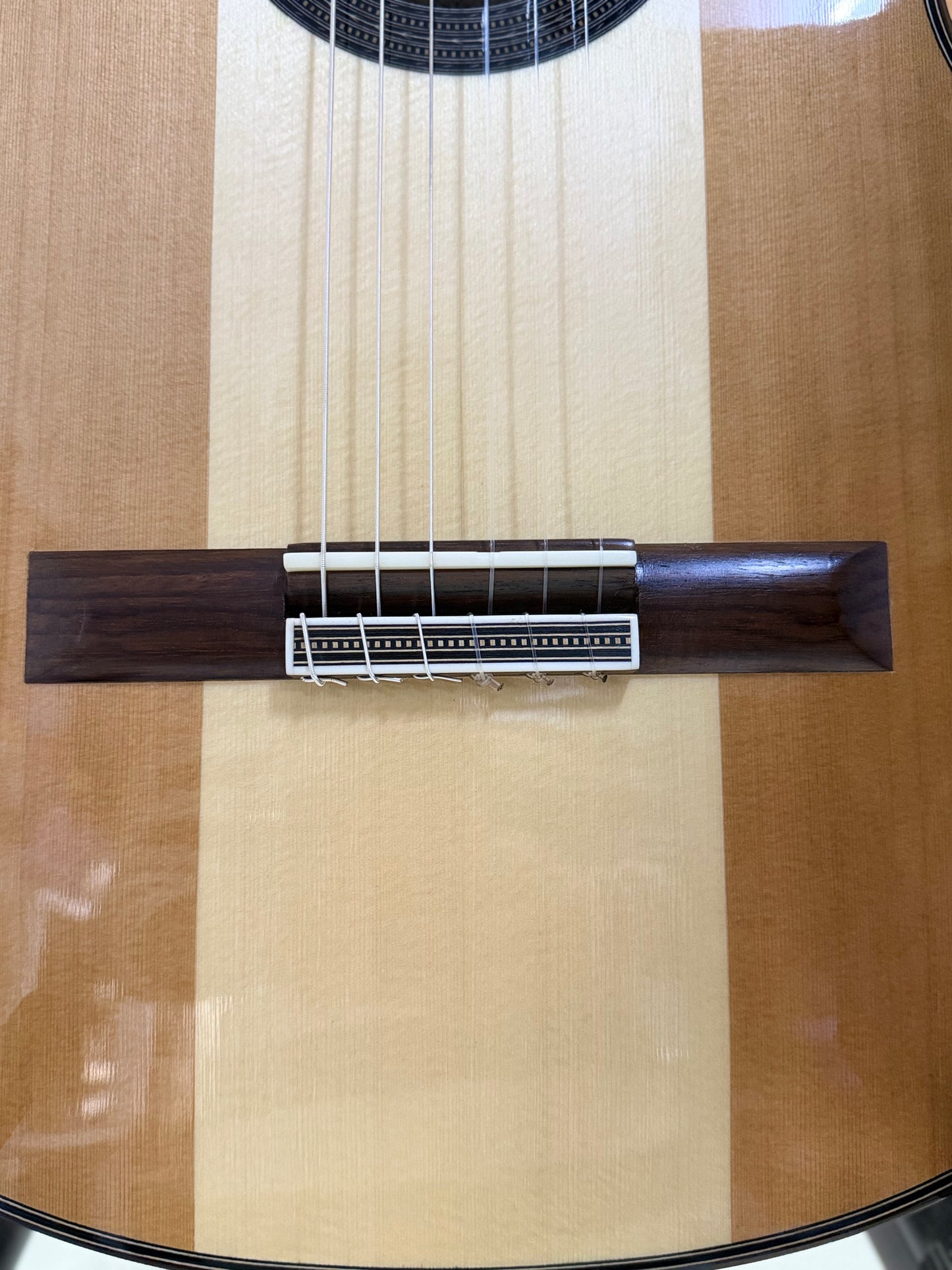 Guitarra Omar Estrada de Tapa Mixta Cedro / Abeto / Cedro