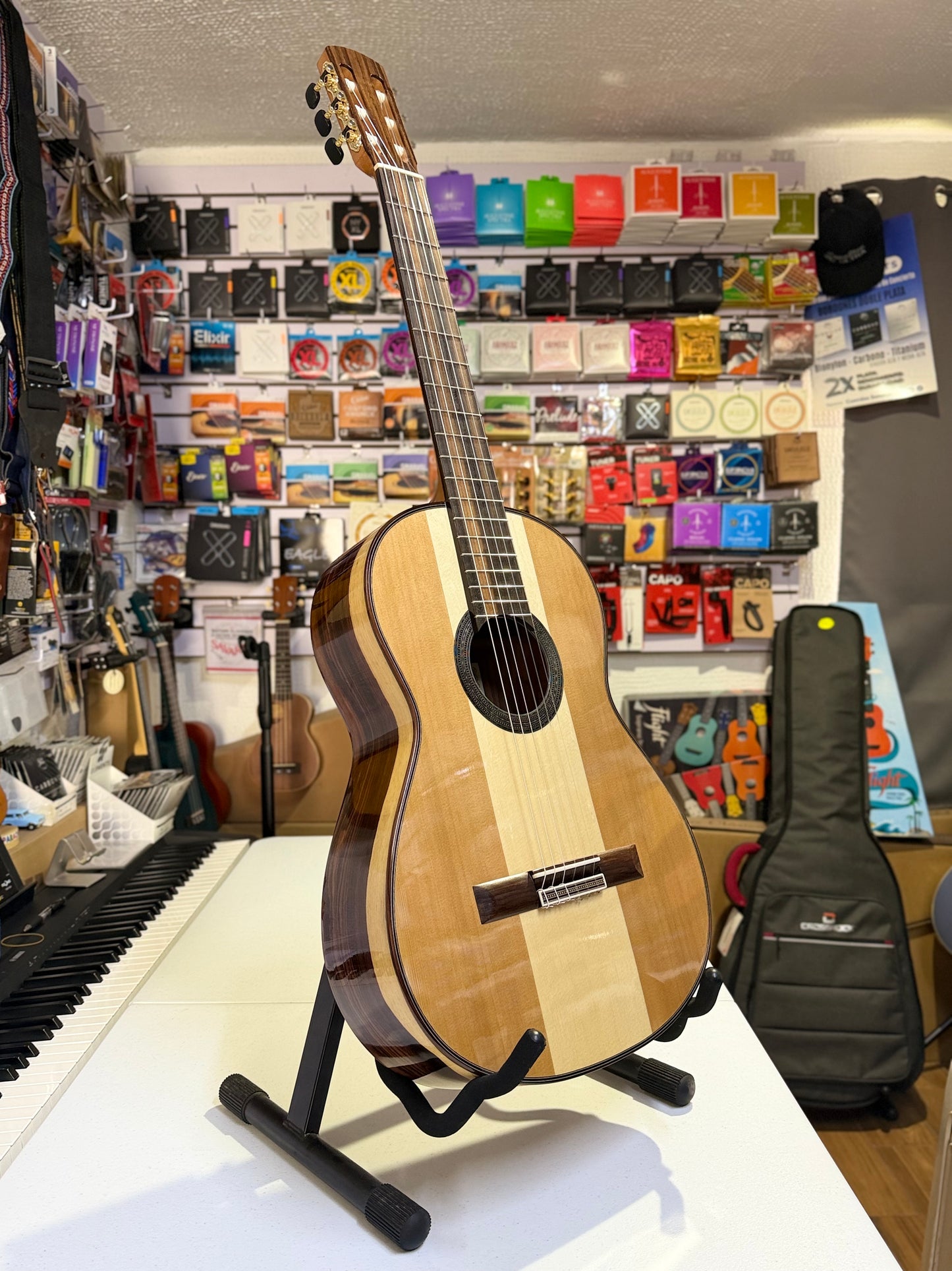 Guitarra Omar Estrada de Tapa Mixta Cedro / Abeto / Cedro