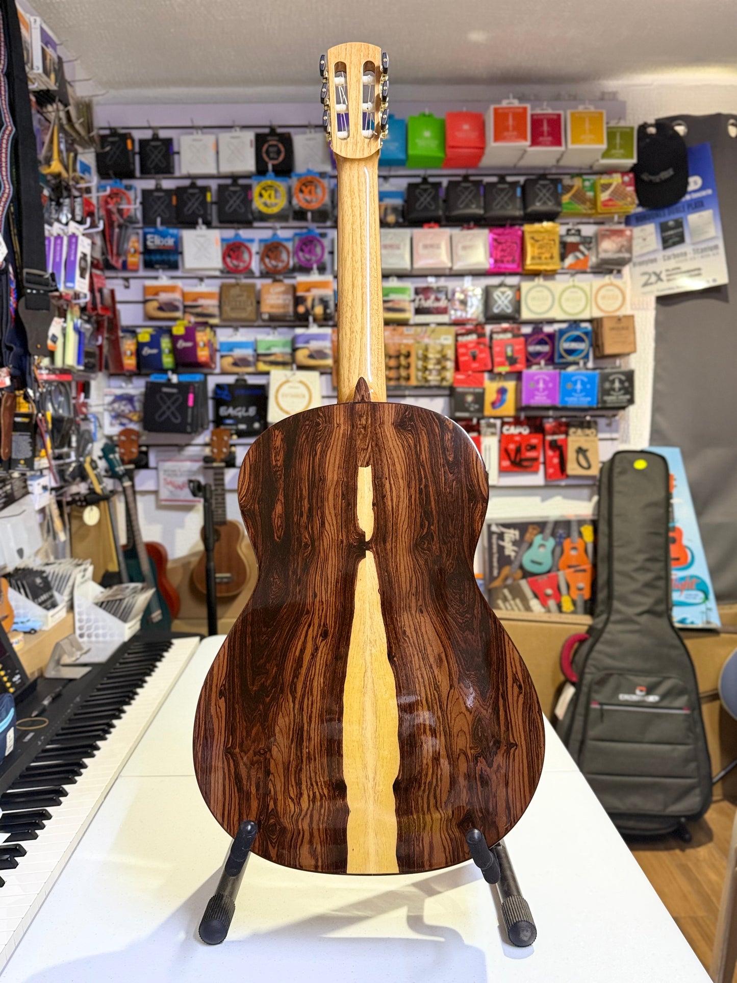 Guitarra Omar Estrada de Tapa Mixta Cedro / Abeto / Cedro