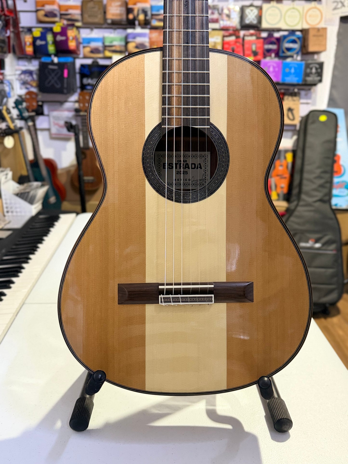 Guitarra Omar Estrada de Tapa Mixta Cedro / Abeto / Cedro