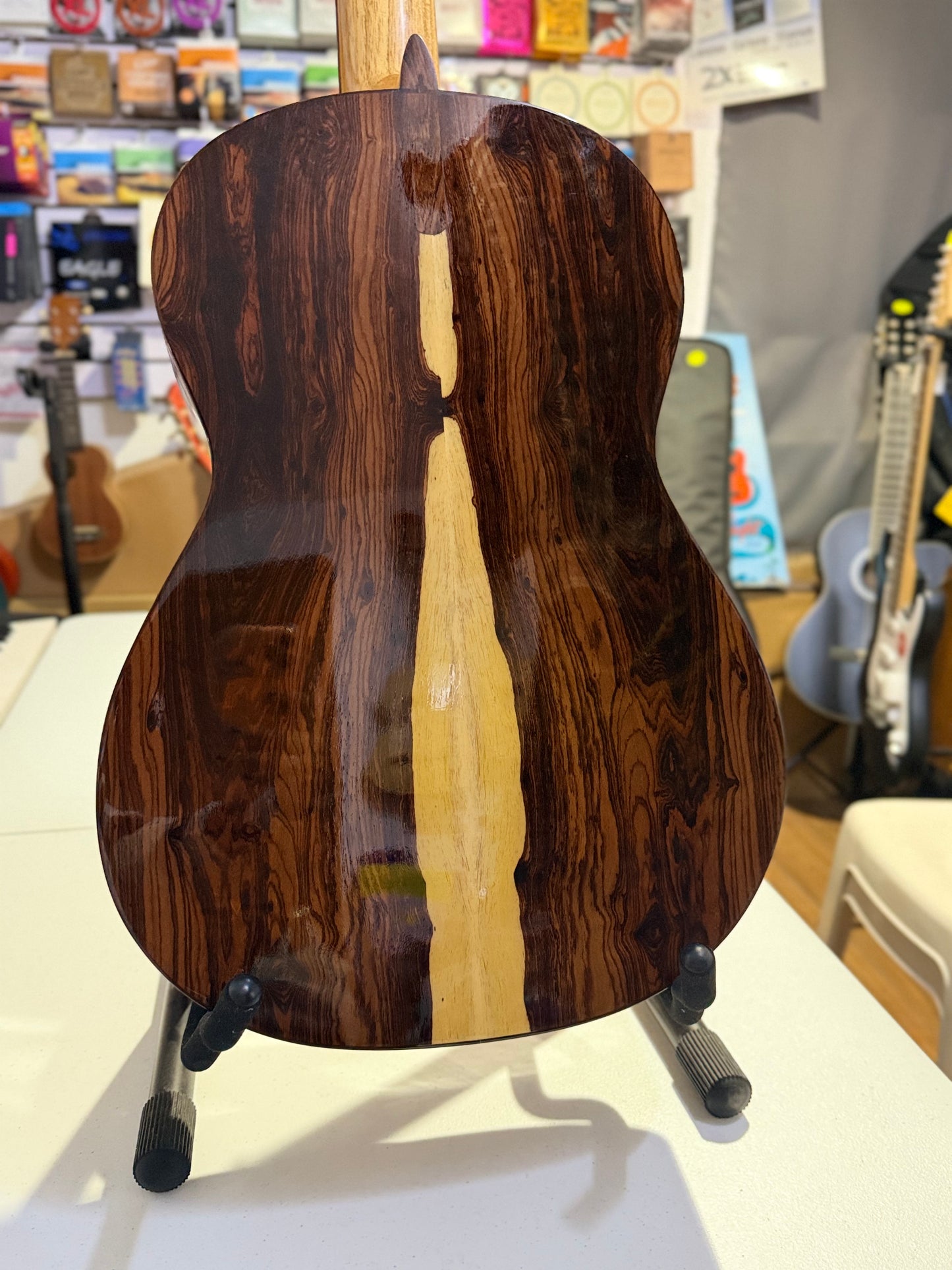 Guitarra Omar Estrada de Tapa Mixta Cedro / Abeto / Cedro