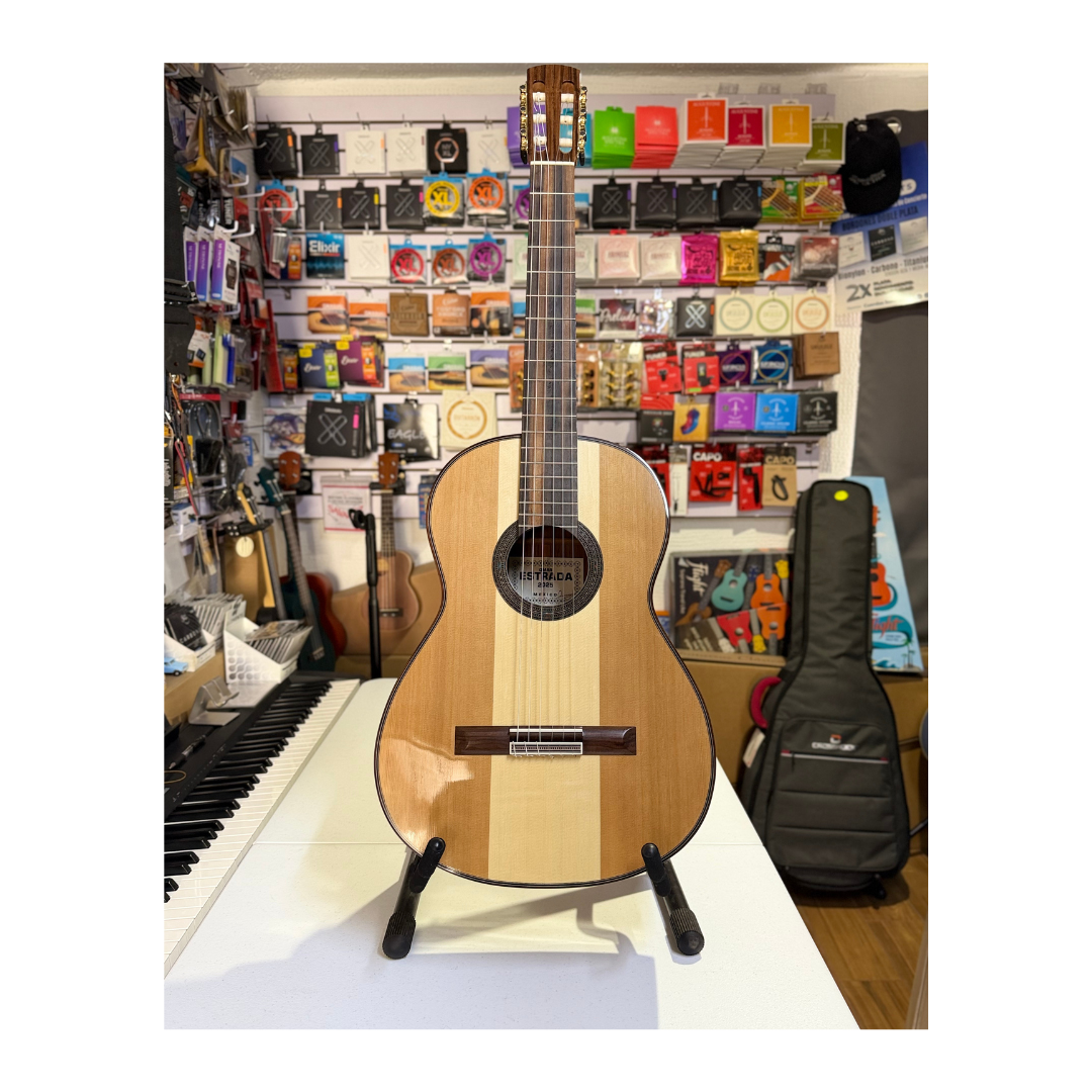 Guitarra Omar Estrada de Tapa Mixta Cedro / Abeto / Cedro
