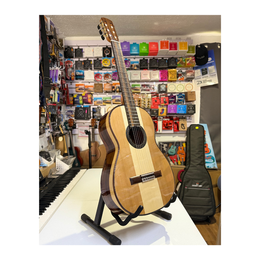 Guitarra Omar Estrada de Tapa Mixta Cedro / Abeto / Cedro