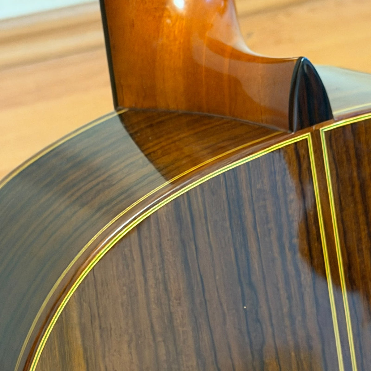 Guitarra del Laudero Benjamín García López de Paracho, Michoacán de Cedro Canadiense y Rosa de la India