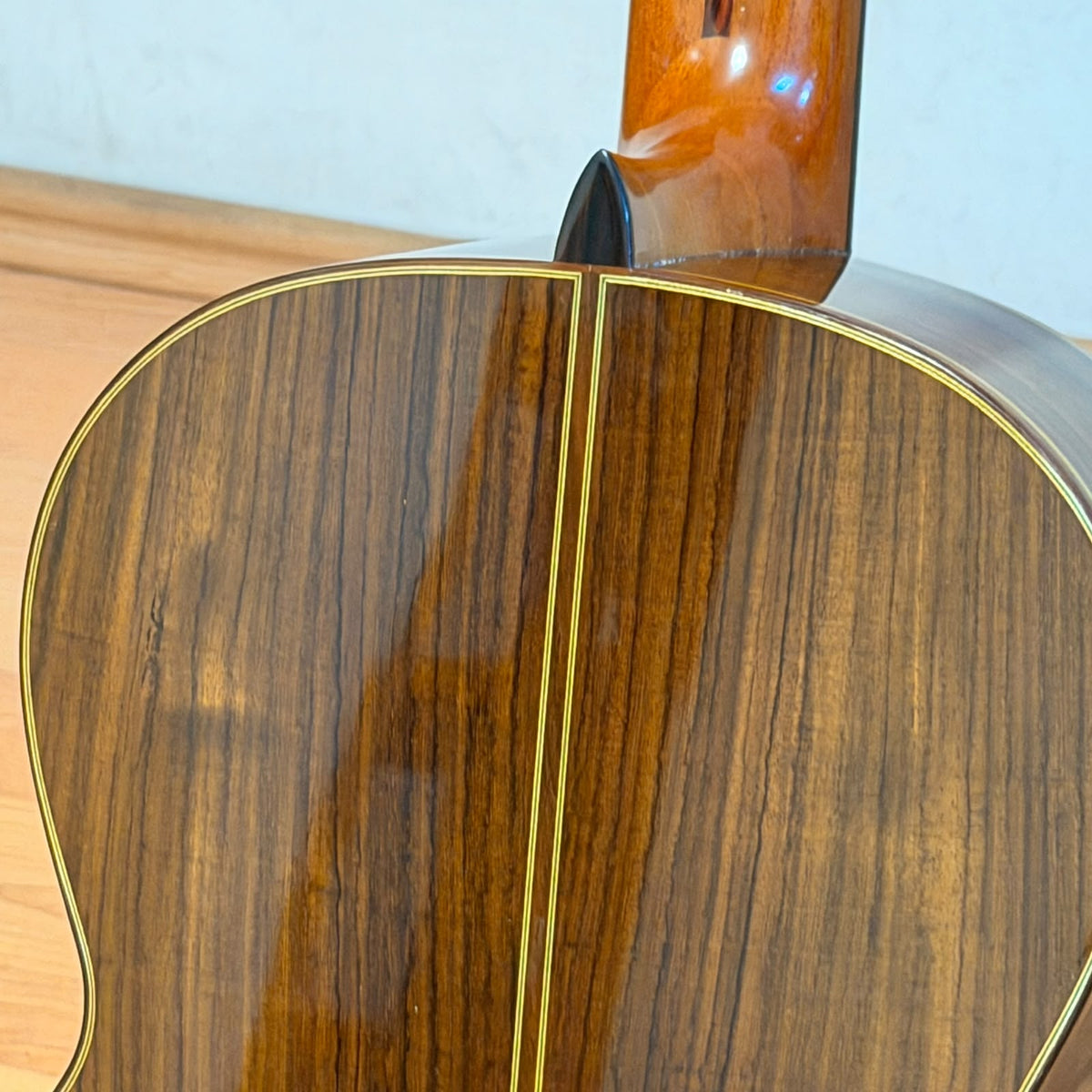 Guitarra del Laudero Benjamín García López de Paracho, Michoacán de Cedro Canadiense y Rosa de la India
