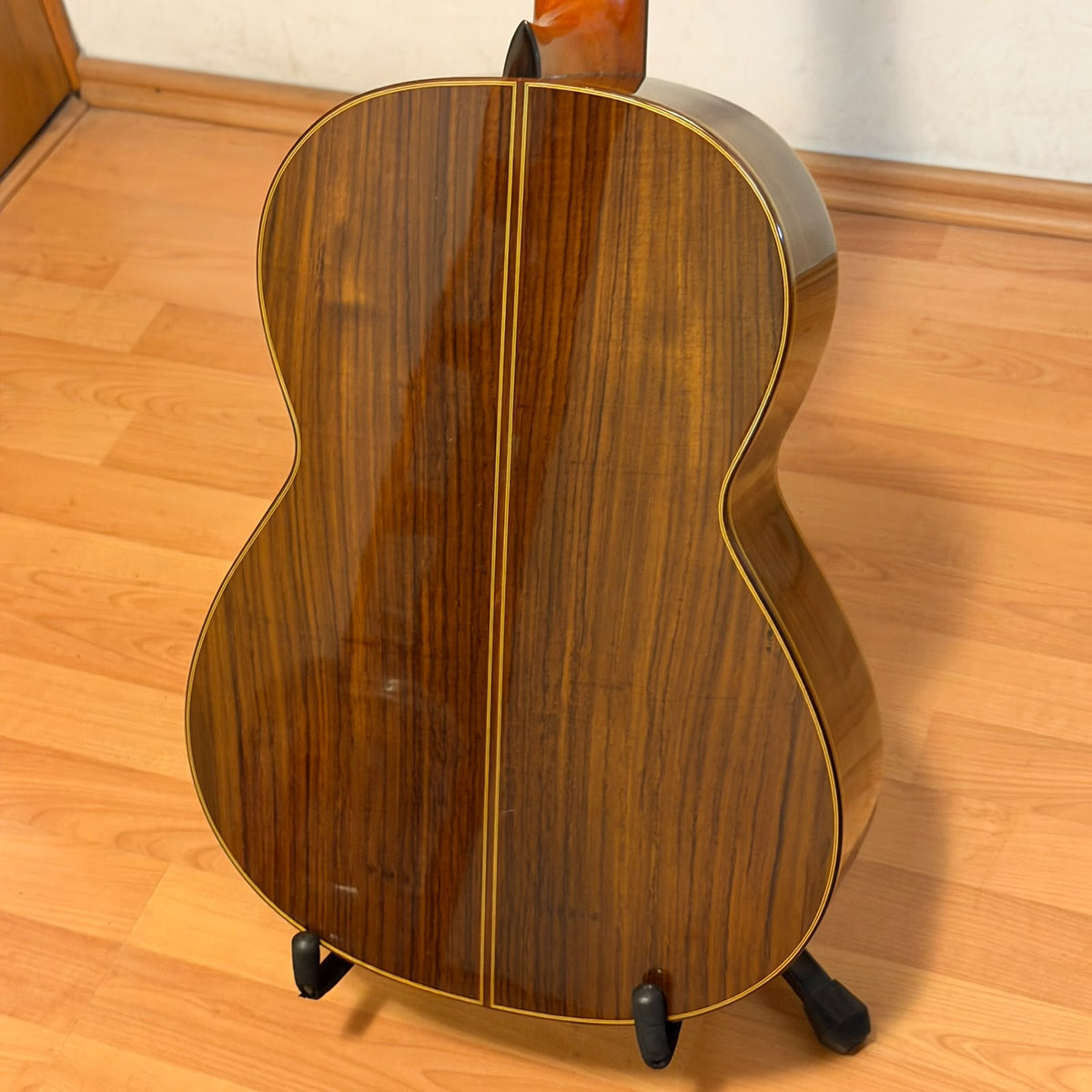 Guitarra del Laudero Benjamín García López de Paracho, Michoacán de Cedro Canadiense y Rosa de la India