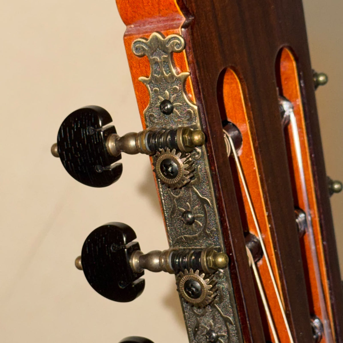 Guitarra del Laudero Benjamín García López de Paracho, Michoacán de Cedro Canadiense y Rosa de la India