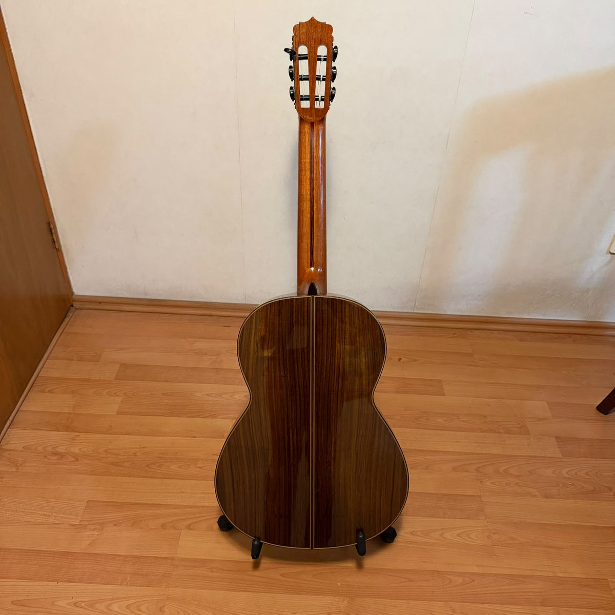 Guitarra del Laudero Benjamín García López de Paracho, Michoacán de Cedro Canadiense y Rosa de la India