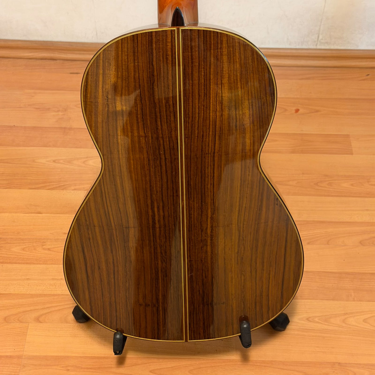 Guitarra del Laudero Benjamín García López de Paracho, Michoacán de Cedro Canadiense y Rosa de la India