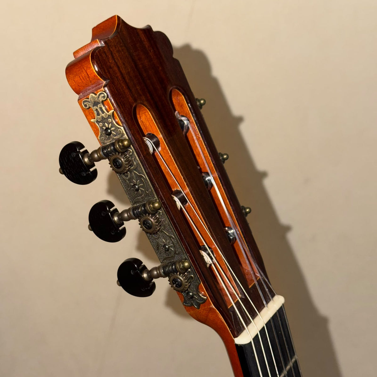 Guitarra del Laudero Benjamín García López de Paracho, Michoacán de Cedro Canadiense y Rosa de la India