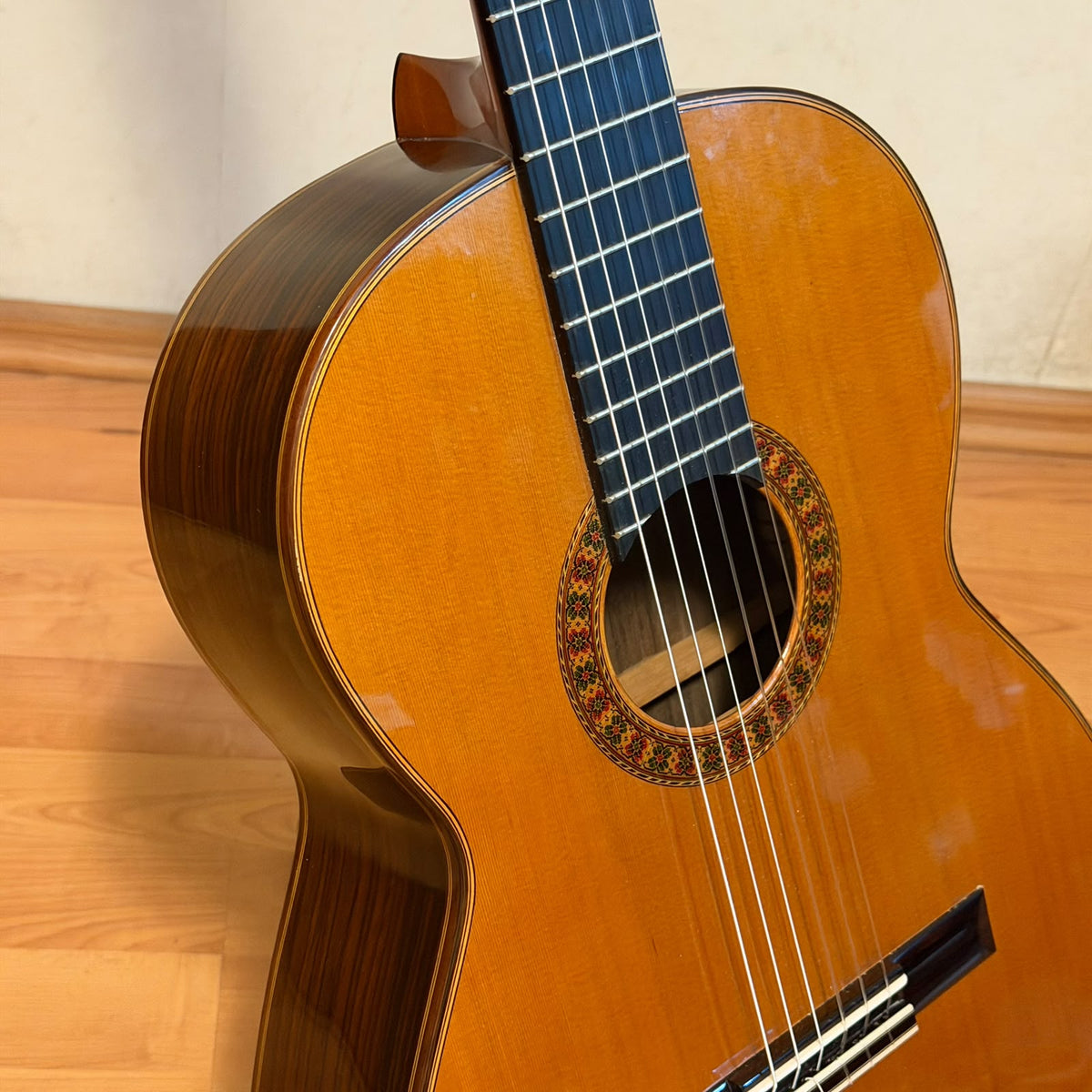 Guitarra del Laudero Benjamín García López de Paracho, Michoacán de Cedro Canadiense y Rosa de la India