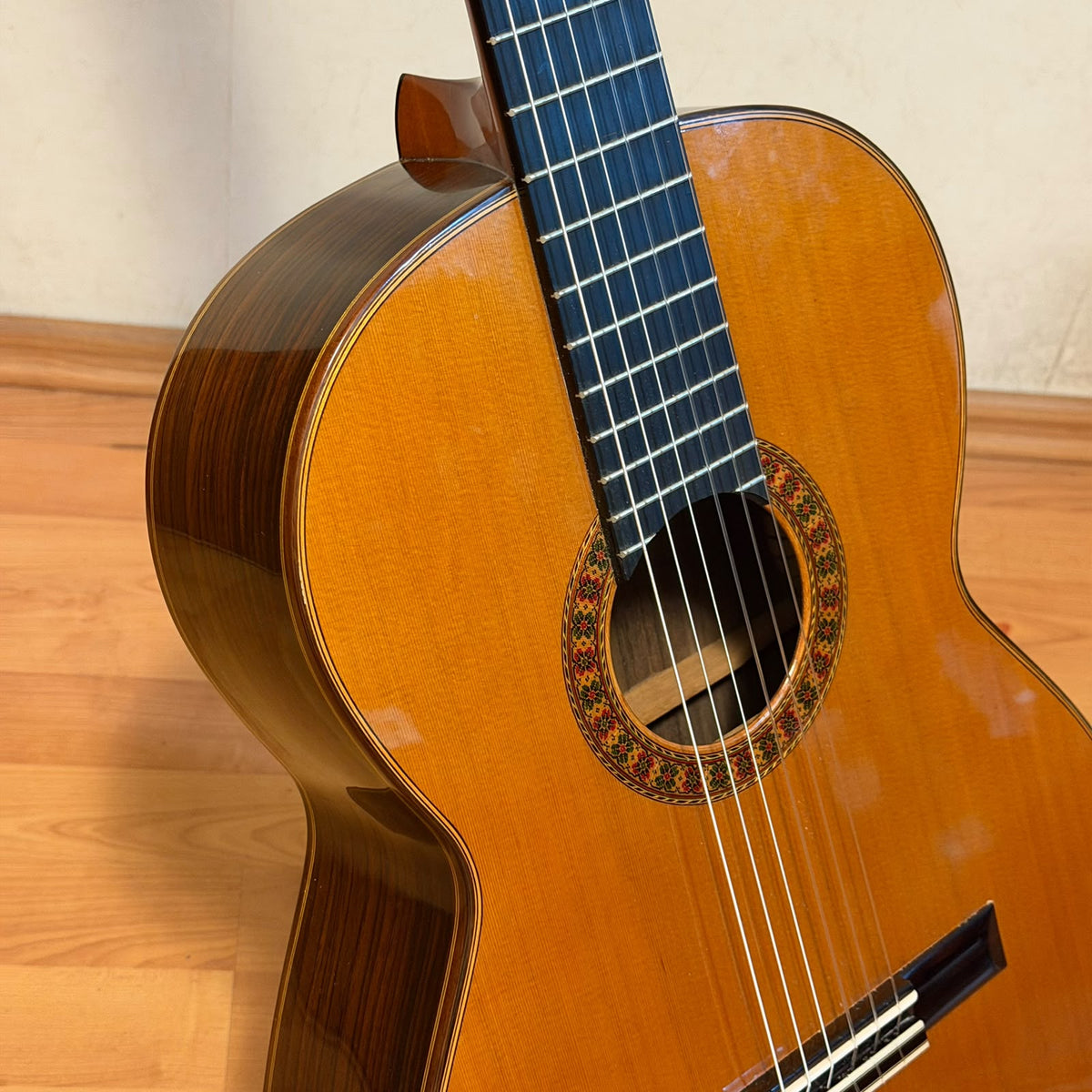 Guitarra del Laudero Benjamín García López de Paracho, Michoacán de Cedro Canadiense y Rosa de la India
