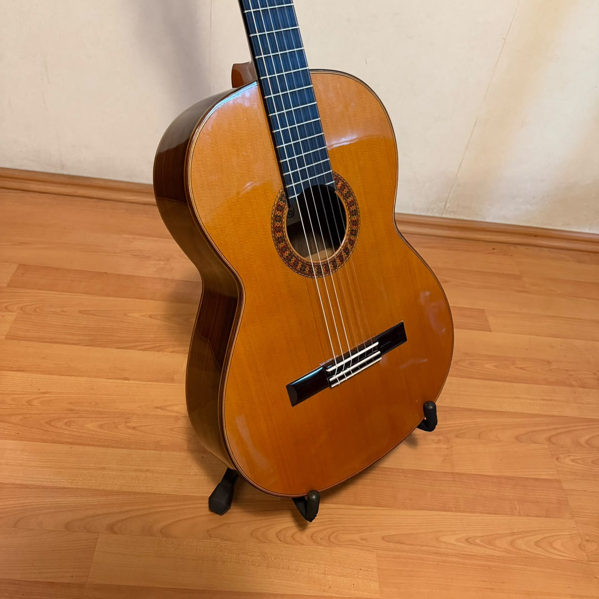 Guitarra del Laudero Benjamín García López de Paracho, Michoacán de Cedro Canadiense y Rosa de la India