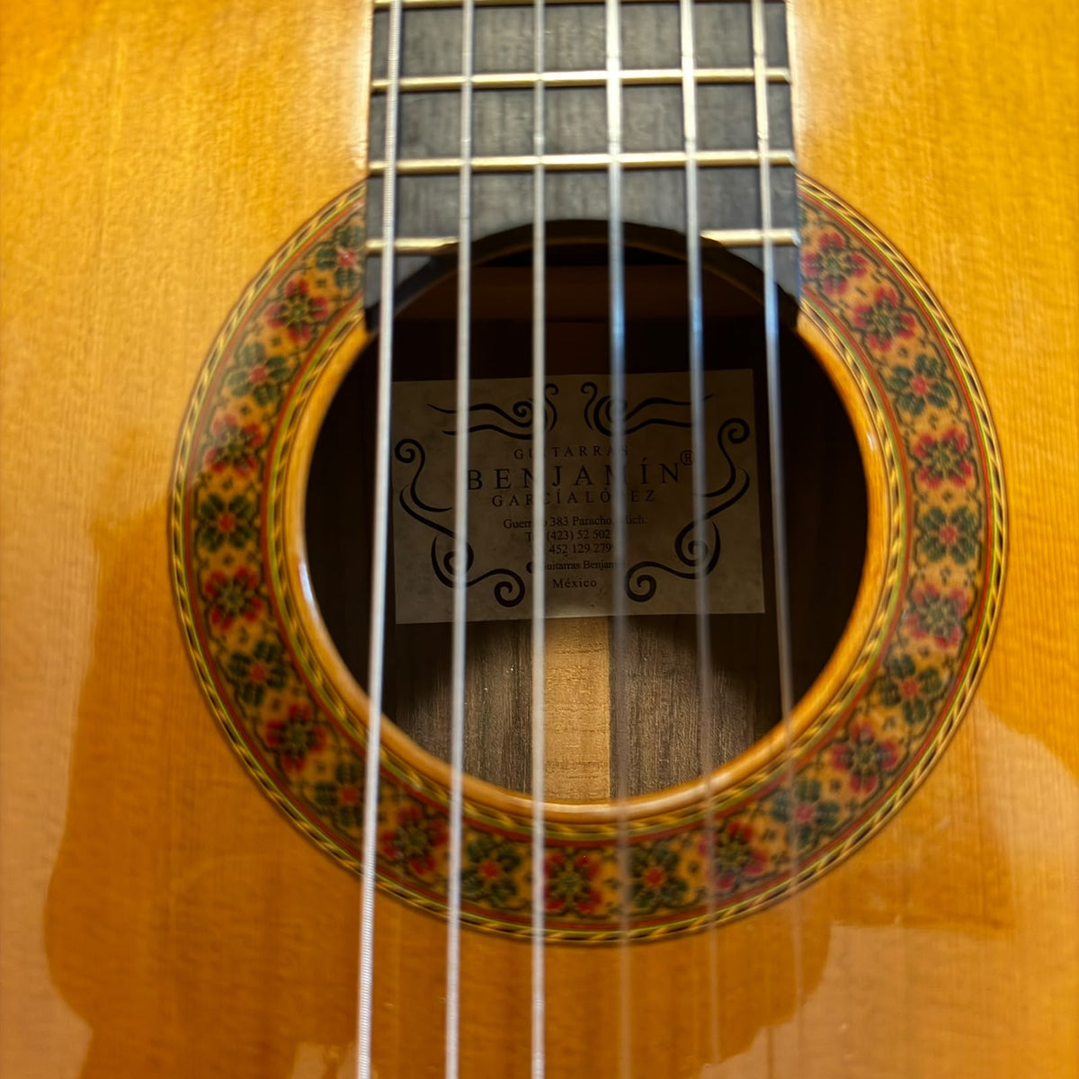 Guitarra del Laudero Benjamín García López de Paracho, Michoacán de Cedro Canadiense y Rosa de la India
