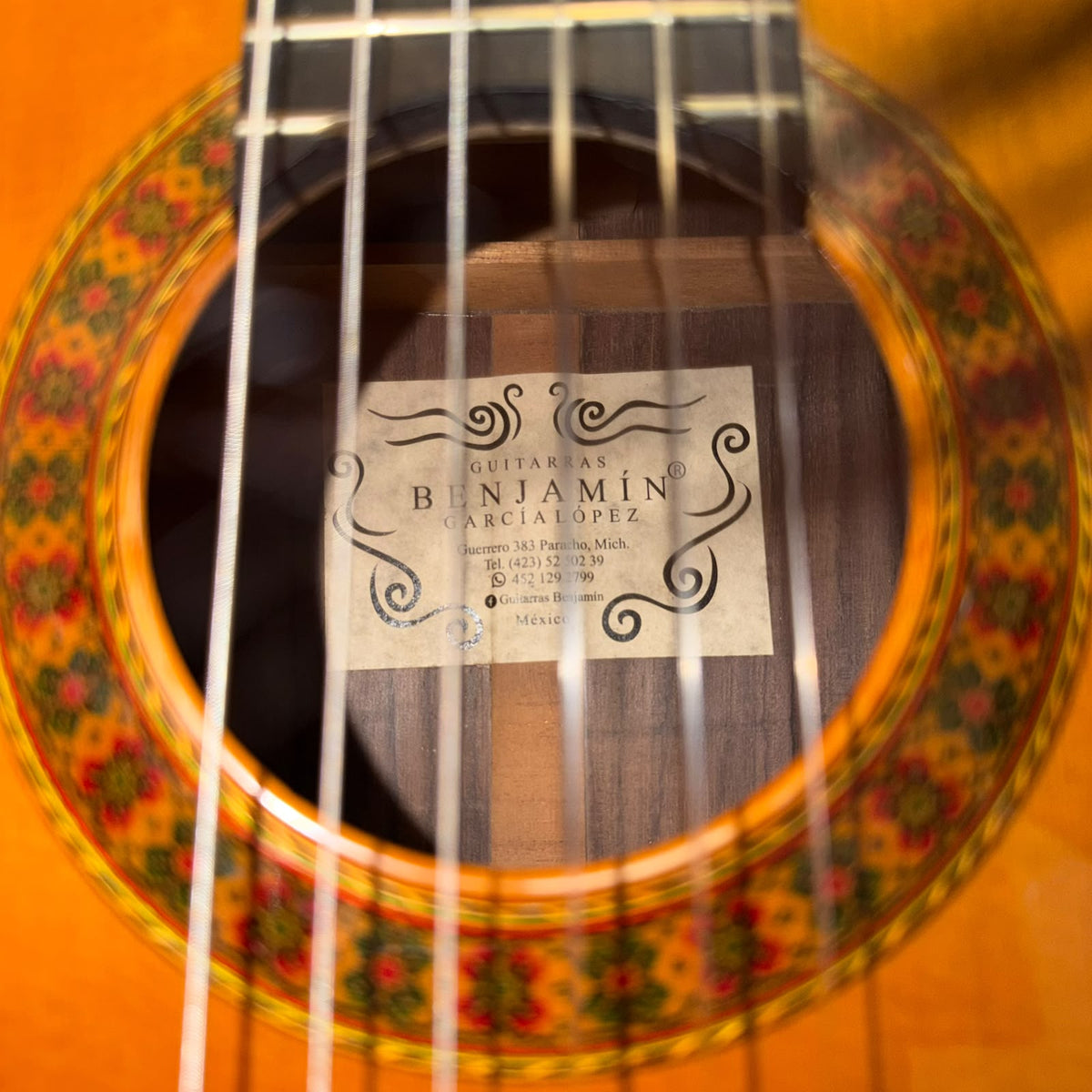 Guitarra del Laudero Benjamín García López de Paracho, Michoacán de Cedro Canadiense y Rosa de la India