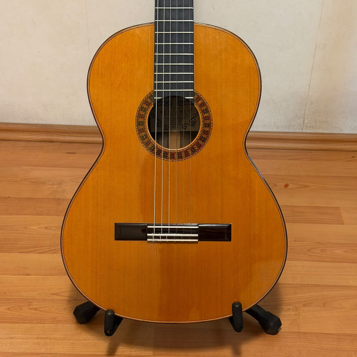 Guitarra del Laudero Benjamín García López de Paracho, Michoacán de Cedro Canadiense y Rosa de la India