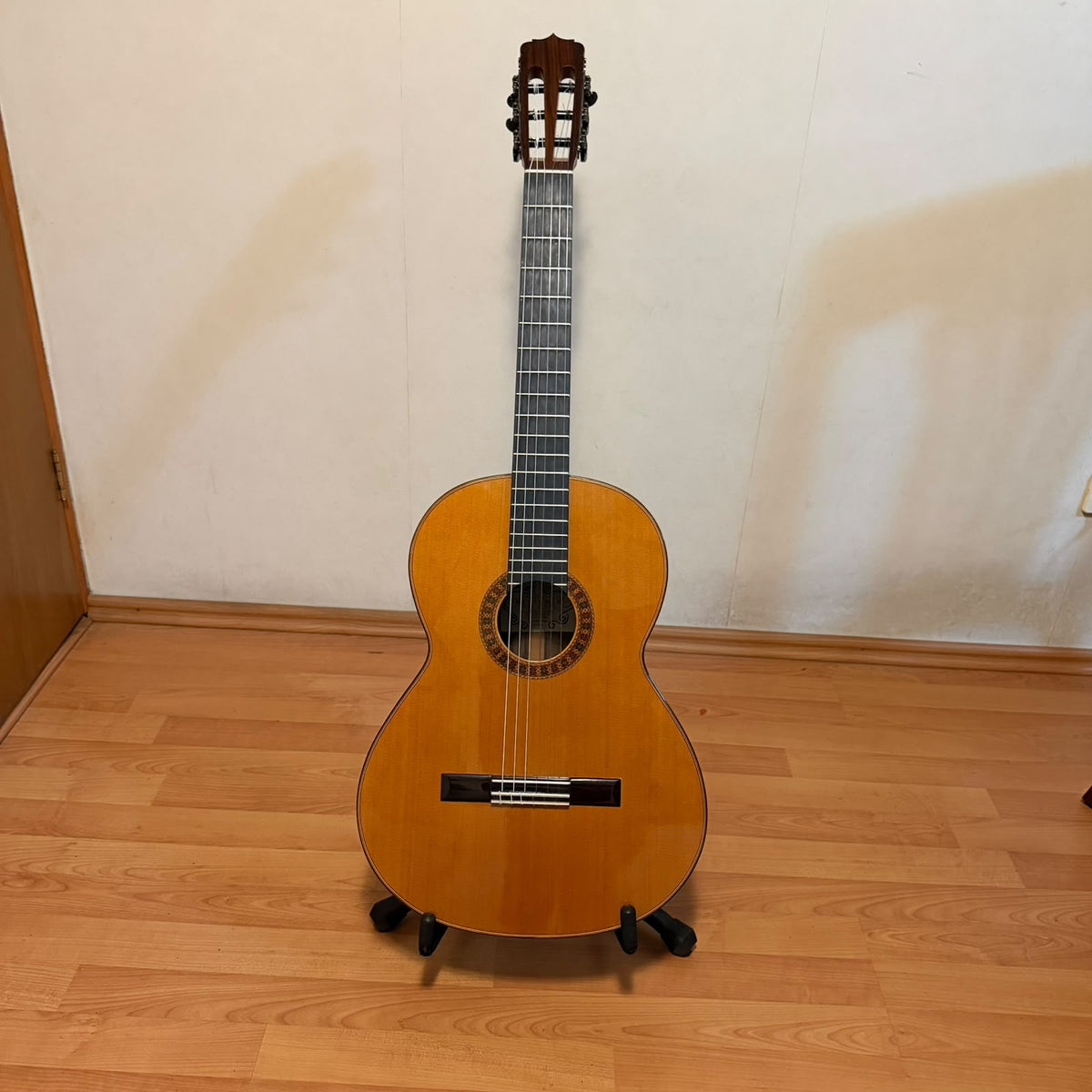 Guitarra del Laudero Benjamín García López de Paracho, Michoacán de Cedro Canadiense y Rosa de la India